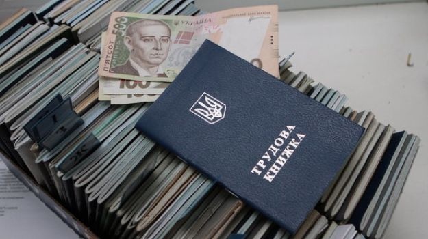 Каждый третий украинец получает зарплату в конверте
