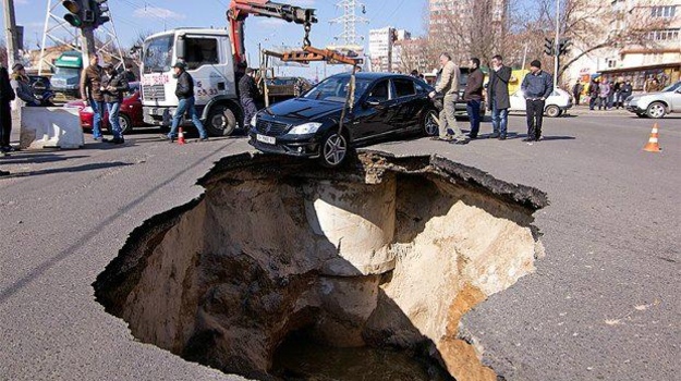 Якщо збиток автомобілю завдано поганою якістю доріг